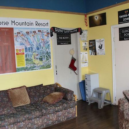 גולדן Kicking Horse Backpacker Hostel מראה חיצוני תמונה