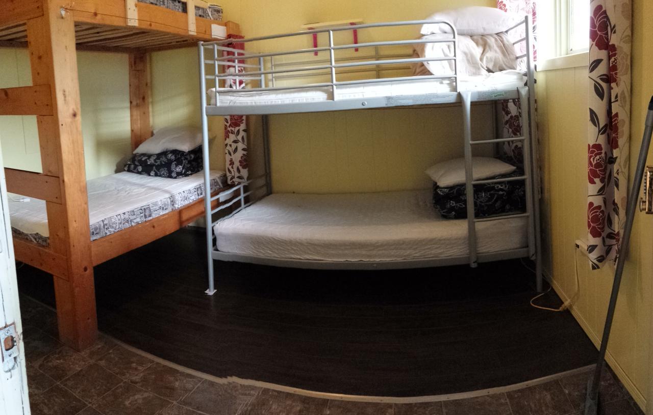 גולדן Kicking Horse Backpacker Hostel מראה חיצוני תמונה